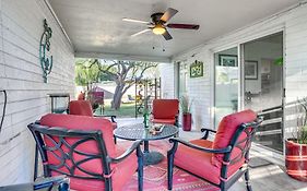 Pet-Friendly Phoenix Home With Breezeway And Fire Pit!