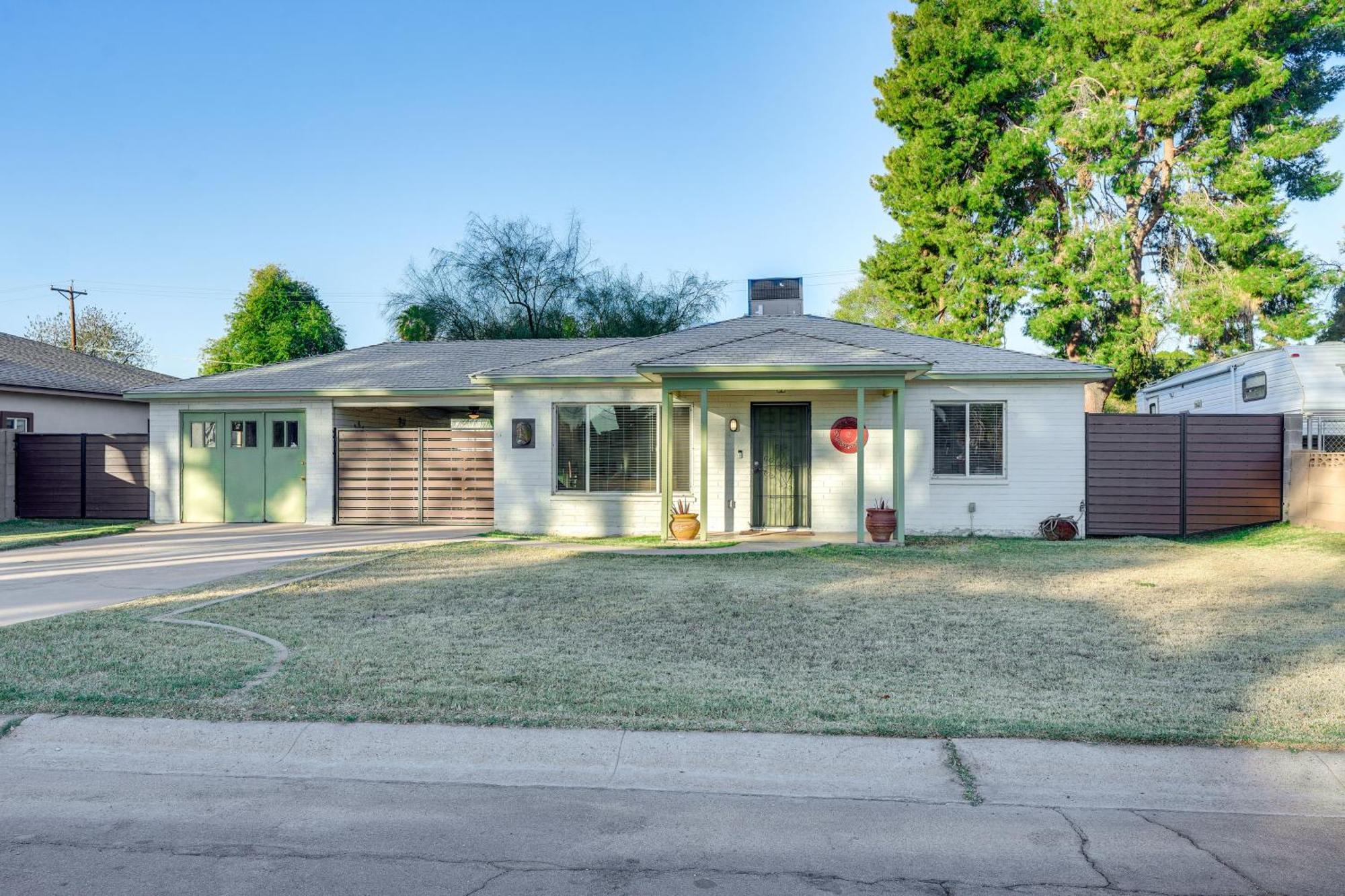 Pet-Friendly Phoenix Home With Breezeway And Fire Pit! Exterior photo